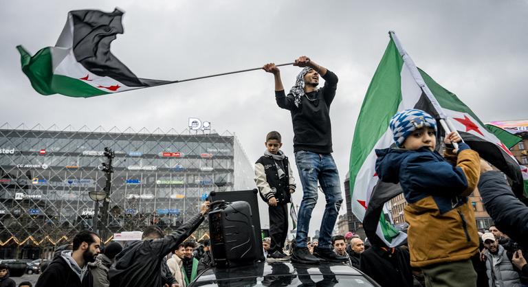 Európa-szerte ünnepelnek a szírek, ezrek gyűltek össze Aszad bukását követően