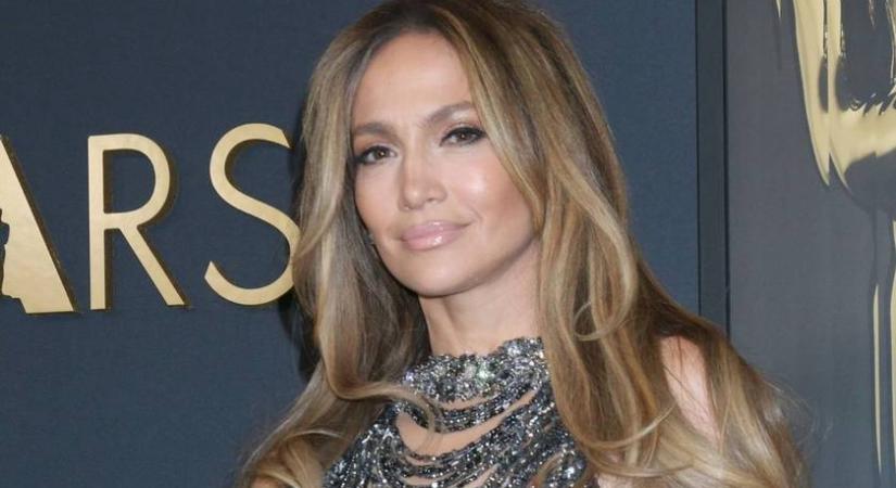 Jennifer Lopez merészen kivágott ruhájára nincsenek szavak: nem sokat hagy a képzeletre csillogó estélyije