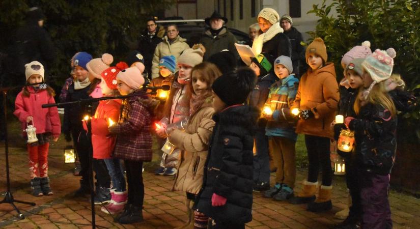 A reményt szimbolizálja az adventi gyertya fénye