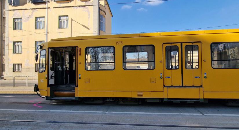 Baleset Zuglóban: kisiklott egy villamos, miután összeütközött egy busszal