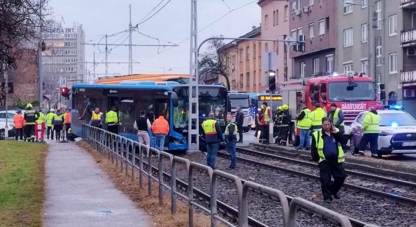 Busz és villamos ütközött Zuglóban, sérültek, a villamos kisiklott