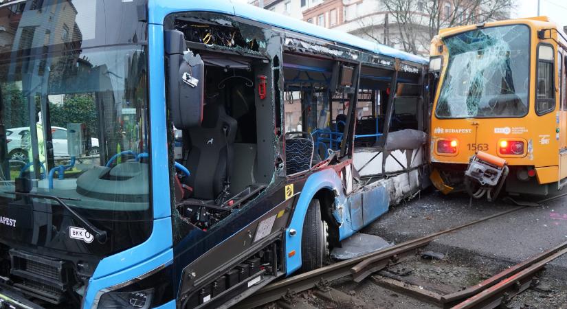 Busz ütközött villamossal Budapesten, hét embert kórházba vittek, egyiküket életveszélyes állapotban