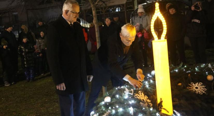 Balkányban is két gyertya ég a koszorún