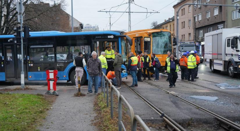 Karambolozott és kisiklott egy villamos Zuglóban