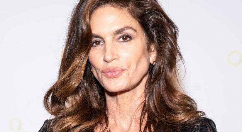 Az 58 éves Cindy Crawford bikinis fotón: istennőként sétált ki a habokból