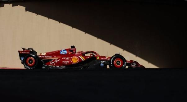 Ferrari az élen és a Cadillacben – keddi F1-es hírek