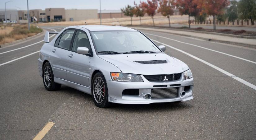 Most a tiéd lehet egy 662 lóerős Mitsubishi Lancer Evo IX, alig 1500 kilométerrel az órájában