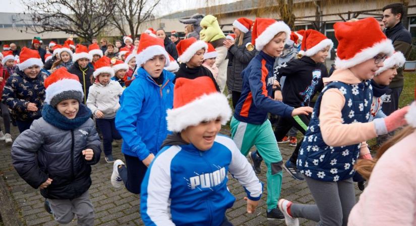 Vigyázz, rajt, Mikulásfutás! Szikszót ellepték a piros sapkások