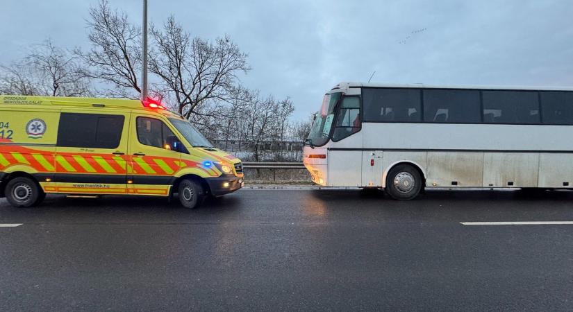 Újabb buszbaleset történt, ezúttal a 4-es főúton – fotókkal