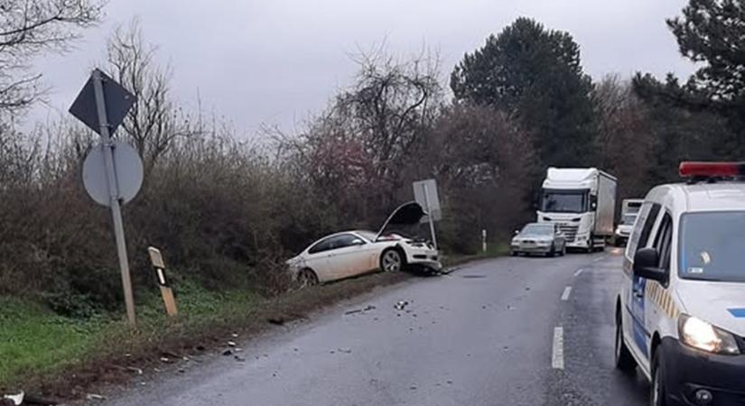 Ismét baleset történt a 87-es főúton, teljes útlezárás van érvényben