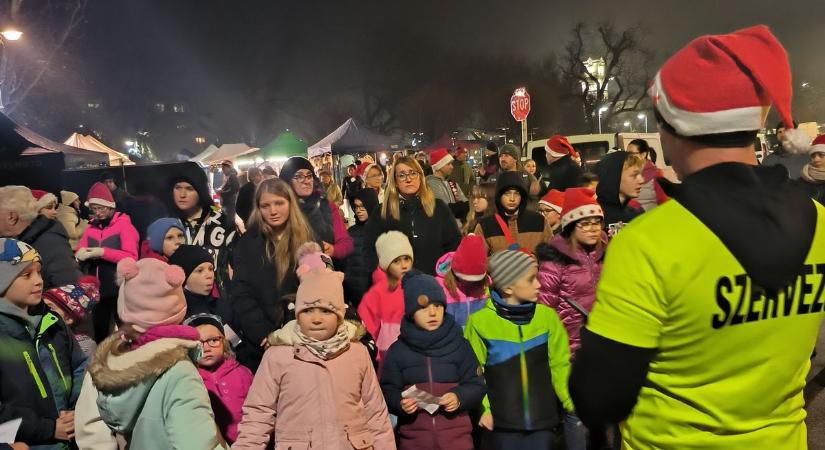 Mikulás futás Törökszentmiklóson vidám sapkák és mozgás örömével – videóval