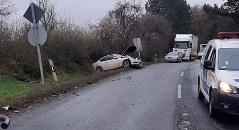 Teljes útlezárás a 87-es főúton, két autó az árokba csapódott - fotó