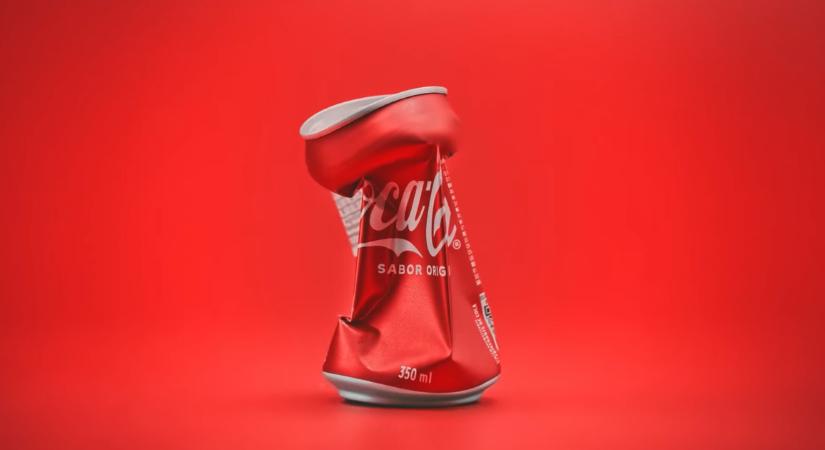 Tönkrezúzzák a Coca-Cola ikonikus logóját, hogy a cég megtisztulását hirdessék – videó