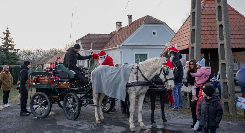 A Mikulás hintóval érkezett Döröskére - fotók