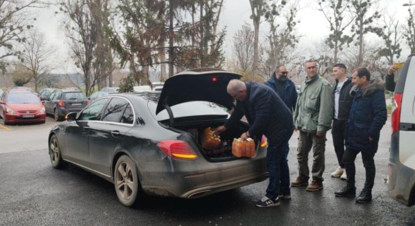 Élelmiszert vittek az állattenyésztők és földművesek a tiltakozó egyetemi hallgatóknak