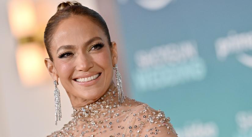 Jennifer Lopez a világ legrövidebb ruhájában pózol, formás lábai csak úgy vonzzák a tekinteteket