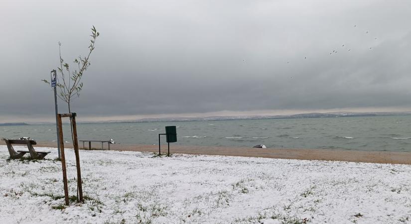 Na, ki a legbátrabb? A jéghideg Balatonba csobbanhatunk Siófokon