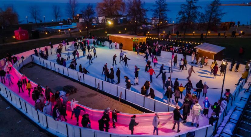 Siófok: nyit a jégpálya, hófánkpálya, óriáskerék és szalmalabirintus panorámával