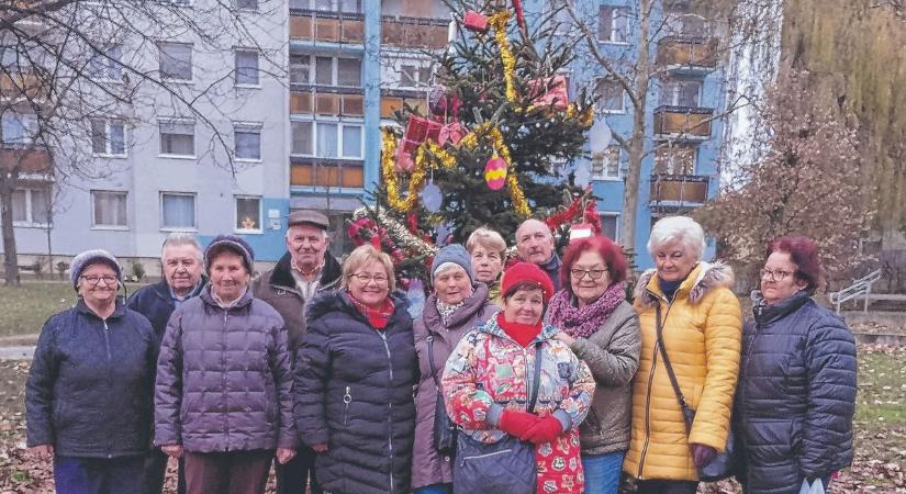 Kicsik és nagyok együtt díszítették a fenyőfát