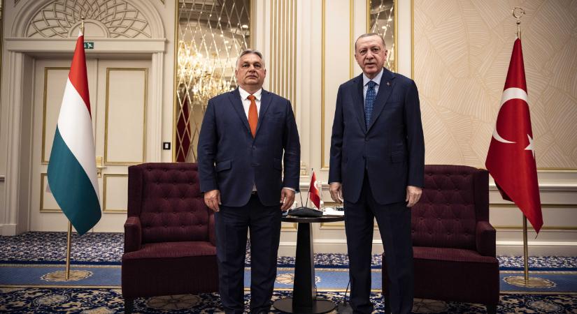 Orbán Viktor Ankarába utazott, Erdogan elnökkel tárgyalni