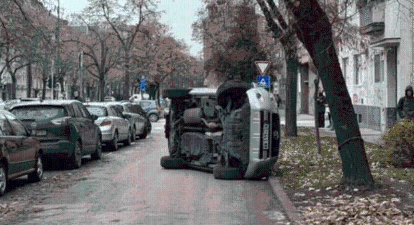 Felborult a nagy sebességgel karambolozó autó, a benne ülők kimásztak és elszöktek