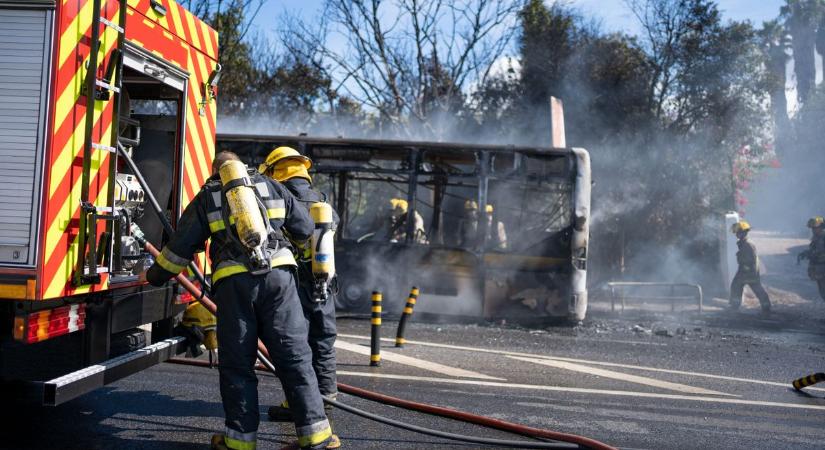 A buszállomáson gyulladt ki egy autóbusz (képpel, videóval)