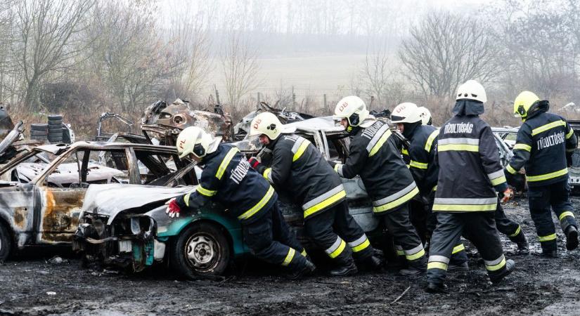 Farakásként égett több autó Hatvannál, megdöbbentő fotók a helyszínről!