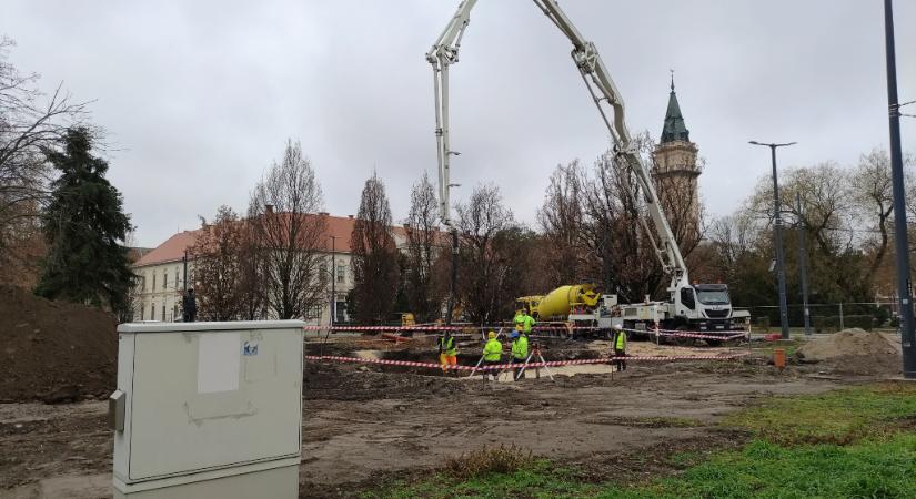 Megkezdték a Kossuth téri látványszökőkút alapozását