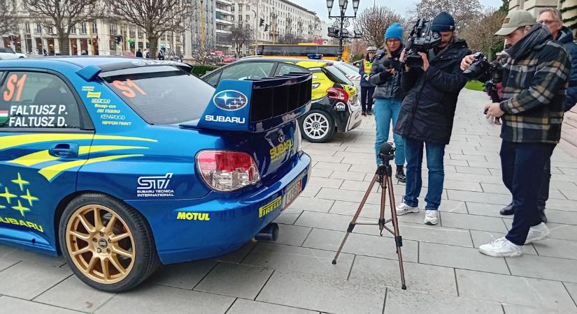 Megállítják a hangos autókat Győrben - Eszméletlen hangos raliautón demonstrálták, milyen fülsüketítő 117 decibel - Videó