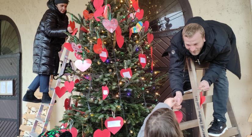 Gyerekek szív alakú díszei kerültek a templom előtti szeretetfára – videó