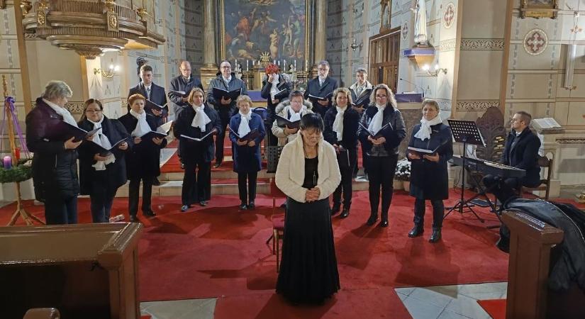 A Cantus Savariensis énekkar adott adventi koncertet a vépi templomban