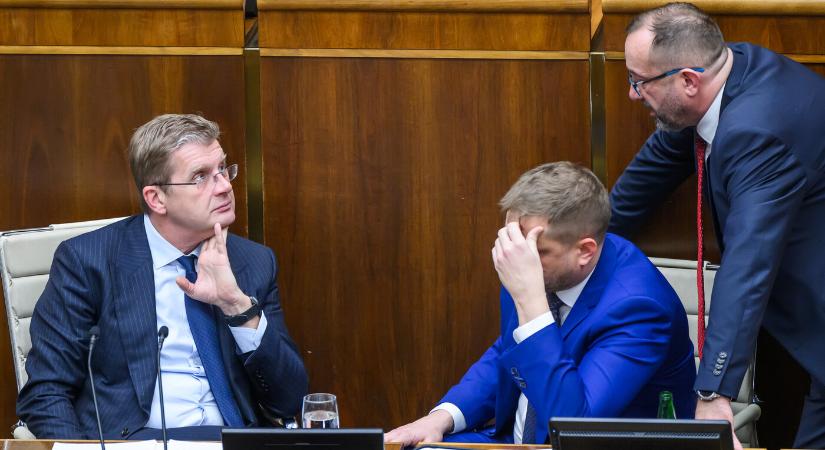 Megszavazta a veszélyhelyzetről szóló törvényt a parlament, az orvosok a felmondások ellenére is kötelesek lehetnek munkába állni