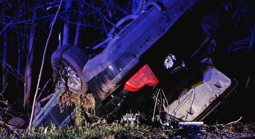 A tűzoltók és a mentők emelték ki a Szolnoknál árokba hajtó autó sofőrjét