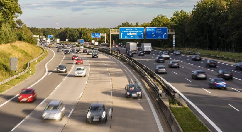 Civil rendőrautót akart lenyomni a belső sávban a sofőr egy német autópályán