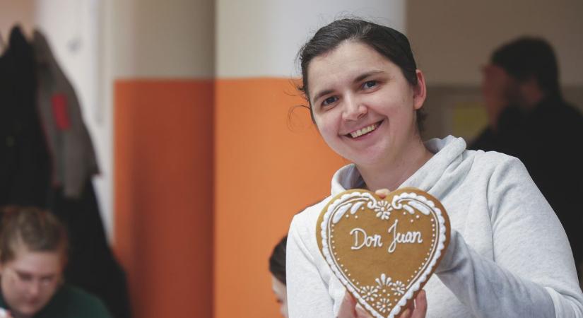 Mézeskalács-díszítésben mérkőztek a kollégiumban – videóval, galériával