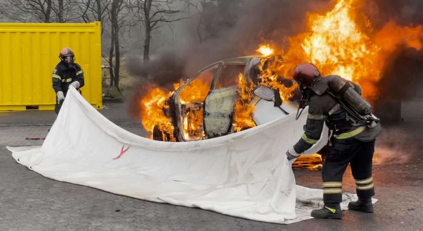 Az elektromos vagy a hagyományos autó tűzveszélyesebb?