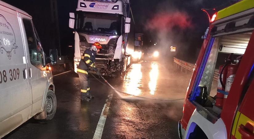 Egy személy meghalt, miután két teherautó és egy személygépkocsi ütközött