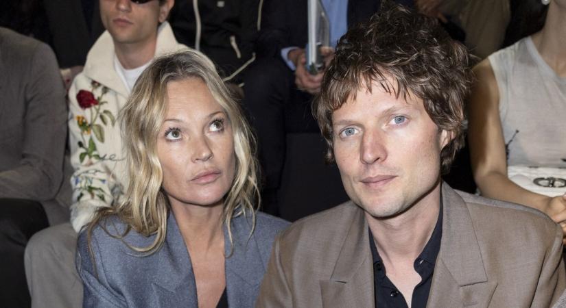 Szakított Kate Moss és 13 évvel fiatalabb, gróf párja: a modell már külön is költözött