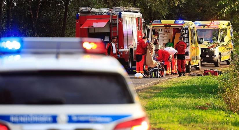 Frontálisan ütközött két autó, a sofőröket súlyos sérülésekkel vitték kórházba