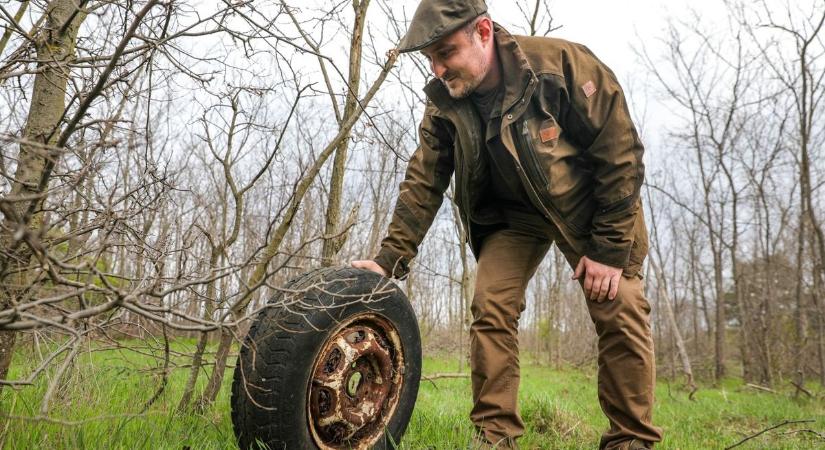 Több tonnányi hulladék a bokrok alatt