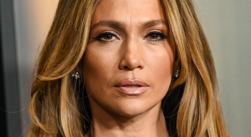 Mélyen dekoltált ruhában készül a ünnepekre Jennifer Lopez