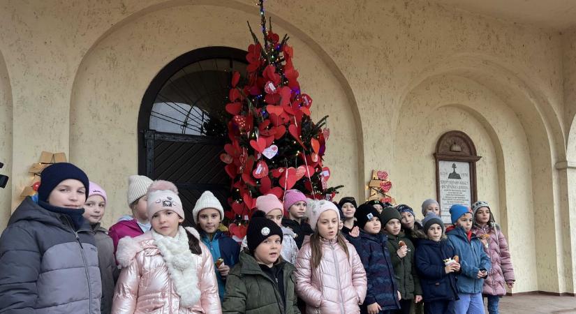 A Szeretet Fája újra ragyog – nézd meg, milyen üzeneteket rejt! – videóval, galériával