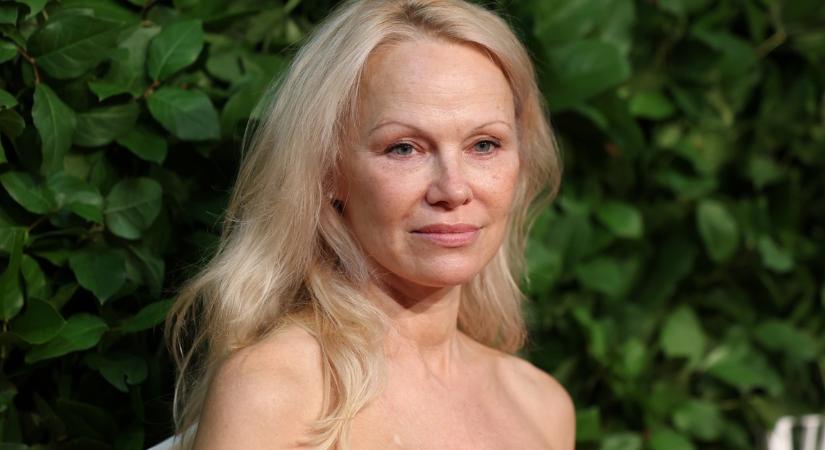 Elakad a szavunk, azta, milyen lett: Pamela Anderson új frizurával nulla sminkben a Golden Globe kapujában, és mi ezért is nagyon-nagyon imádjuk