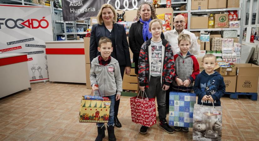 Négykarikás karácsonyi adományok teszik szebbé az ünnepet