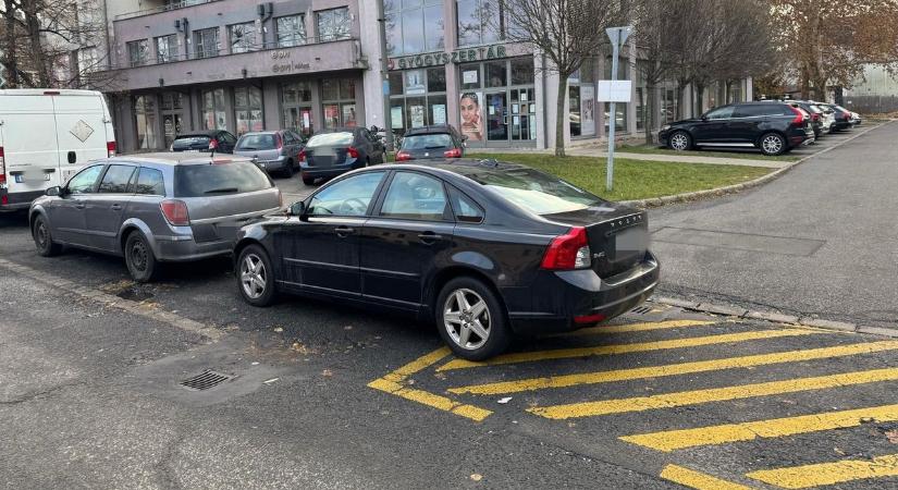 Így parkoltok ti! - Alapvető KRESZ-szabályt hagyott figyelmen kívül a szombathelyi autós