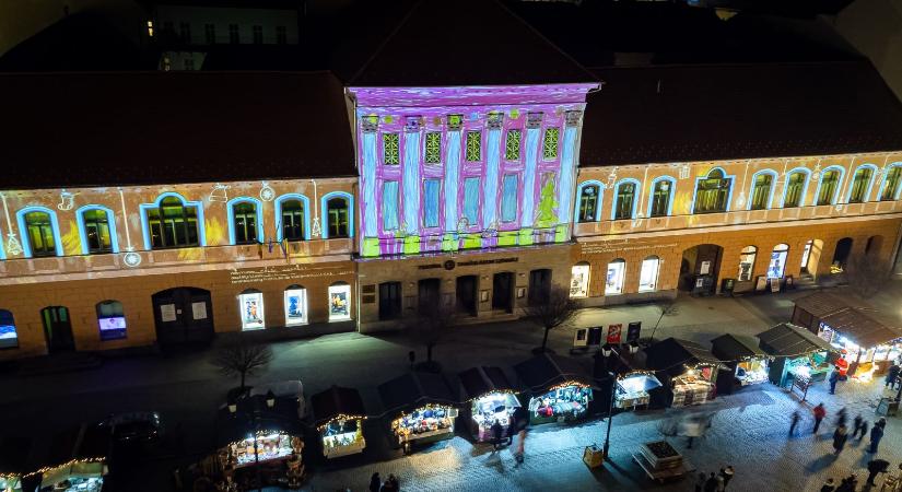 Közel 2700 gyermekrajzzal „festik át” a sepsiszentgyörgyi színház homlokzatát