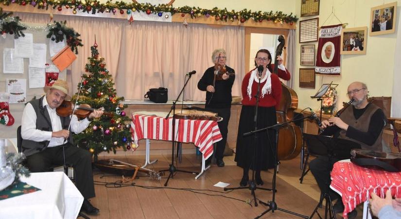 Tízféle hangszeren szólt a népzene a Wojtylában