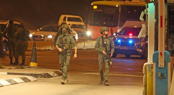 Meghalt egy 12 éves fiú Ciszjordániában, miután rálőtt egy palesztin féri a buszra, amiben utazott