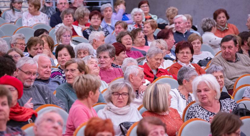 Cserháti Zsuzsa és Máté Péter dalai szórakoztatták a szépkorúakat a HSMK-ban