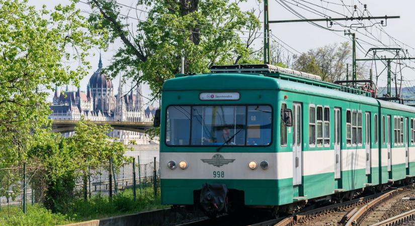 Kigyulladt a szentendrei HÉV a Szépvölgyi útnál, 300 ember hagyta el a szerelvényt